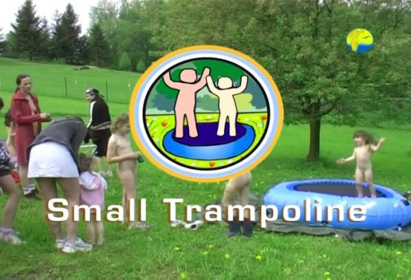 La famille naturisme vidéo - Small Trampoline [Naturisme outdoor] [720×480 | 01:23:43 | 2.43 GB] [Naturisme France]