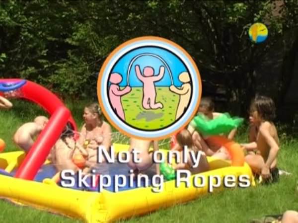 Naturiste de la liberté de la famille nudisme vidéo - Not only Skipping Ropes [Naturiste outdoor] [720x480 | 00:54:56 | 2.44 GB] [Naturisme France]